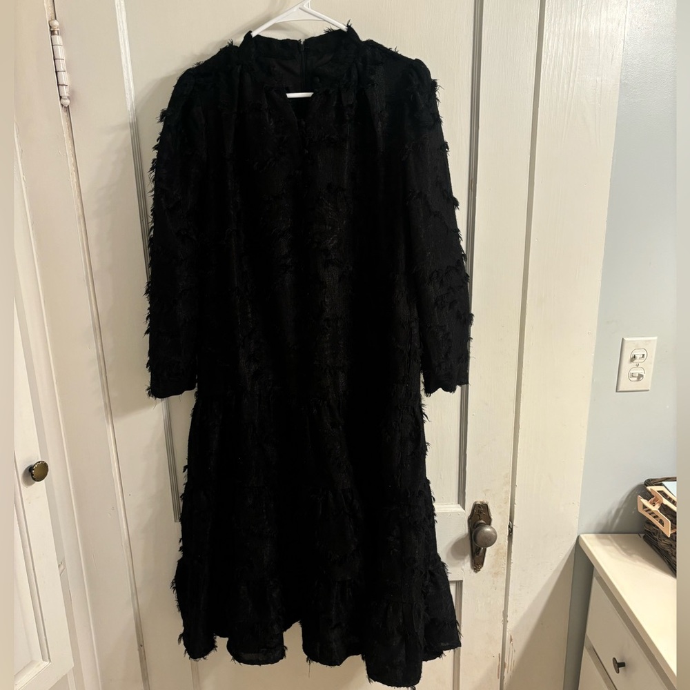 Elegant Black Textured Dress - Picture 3 of 5
